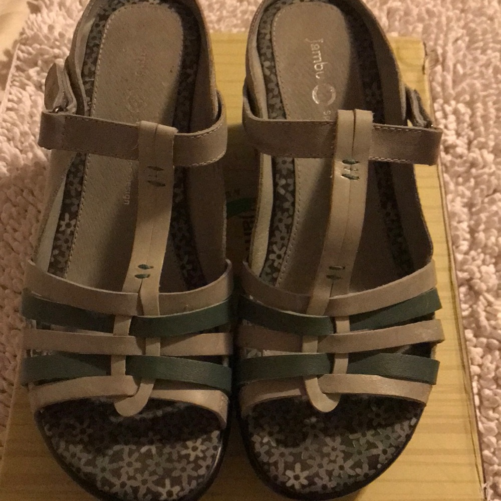 Women’s Jambu’s super cute sandals with heel
